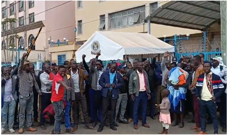 Teachers protest outside TSC offices, demand transfers